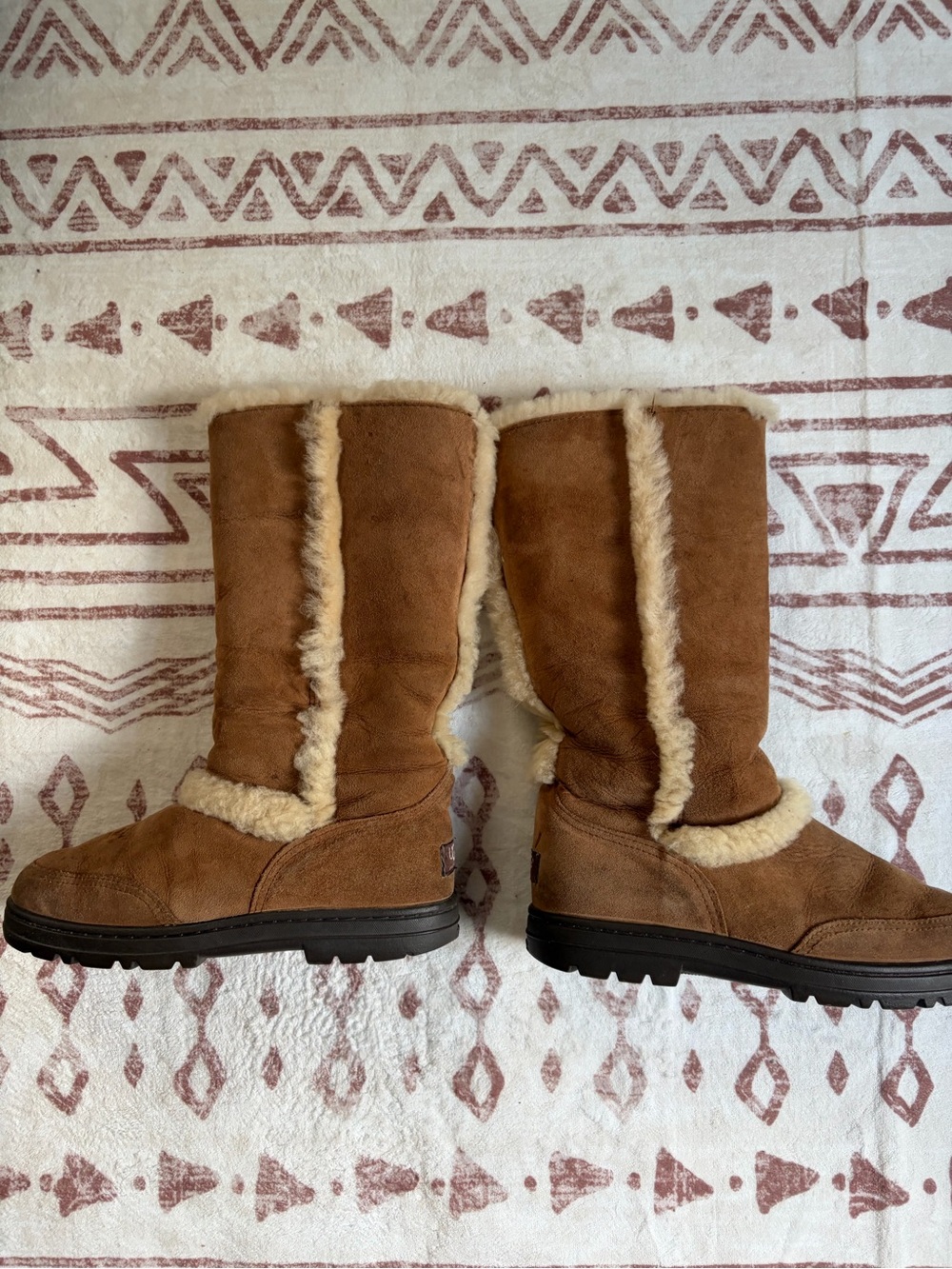 Women’s size 9 authentic Uggs - Picture 2 of 5